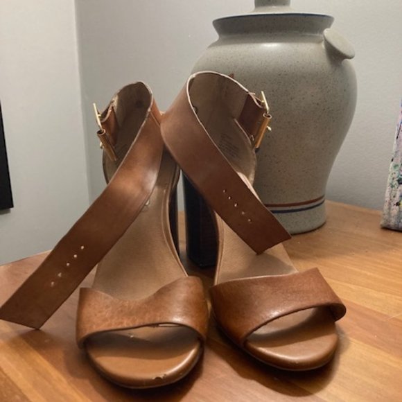 Steve Madden Brown Leather and Wood Heels with Buckle Size 6 - Picture 3 of 4